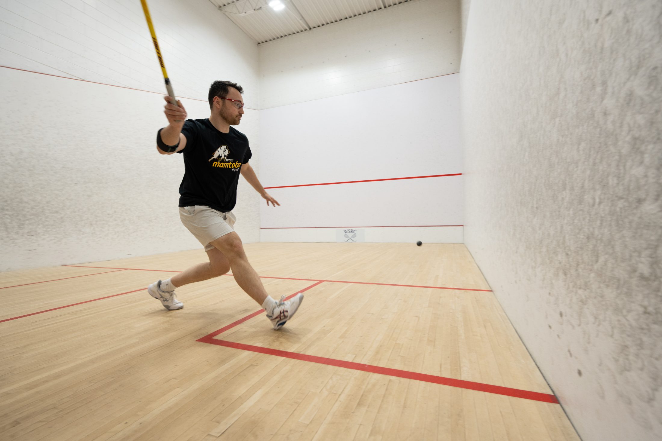 Thomas King mid-forehand on court